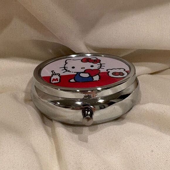 Hello Kitty Love Travel Pill Box 3 Compartment Medicine Pill Case NEW - Picture 2 of 4